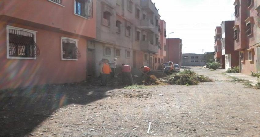 أصوات غريبة تخرج من بيت مهجور تثير الرعب "فيديو"