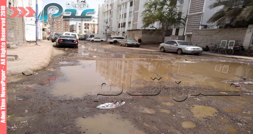 بالصور.. المجاري تغرق شوارع "حي عبدالعزيز" أحد أرقى أحياء عدن