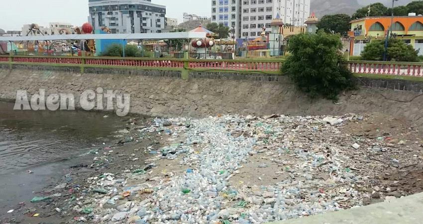 ناشطون : من هنا مصدر تلوث مياه البحر بخليج صيرة