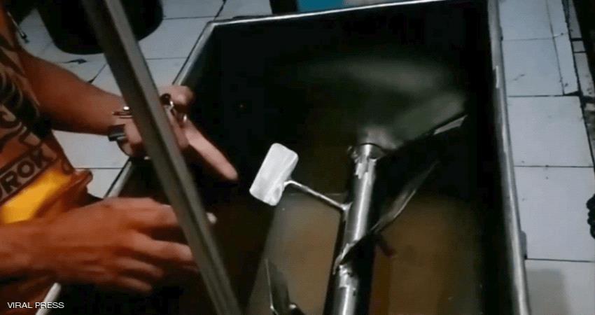 نهاية "مؤسفة" لشاب سحقته فرامة لحم في الفلبين