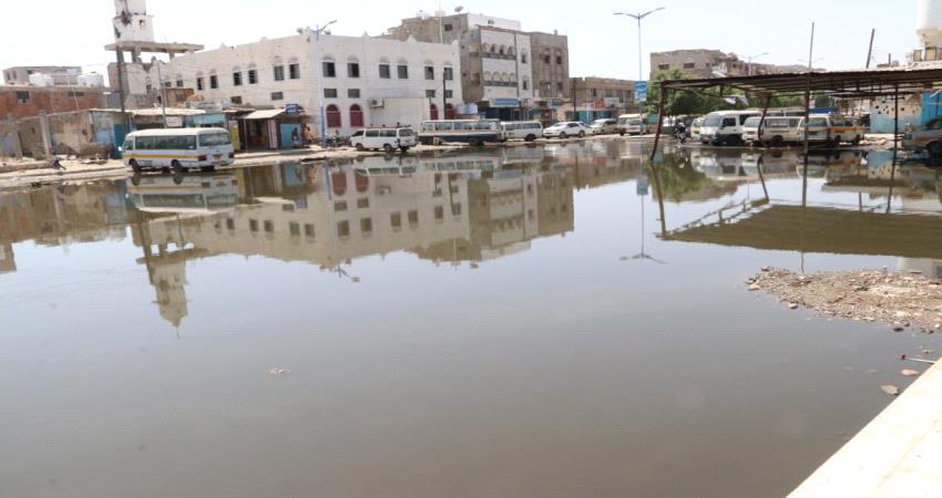 صور- طفح المجاري يغرق وسط زنجبار بأبين
