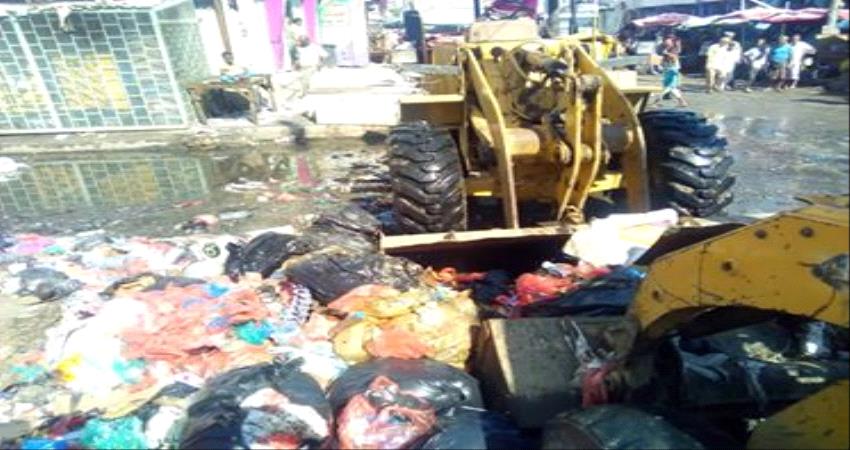 حملة نظافة واسعة لرفع أكوام القمامة من مديرية الشيخ عثمان 