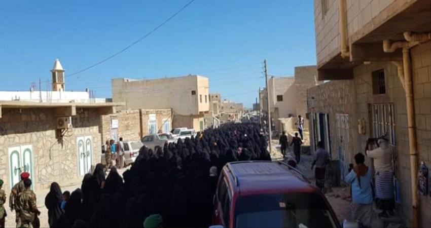 عاجل.. مسيرة نسائية حاشدة في سقطرى للمطالبة برحيل المحافظ محروس