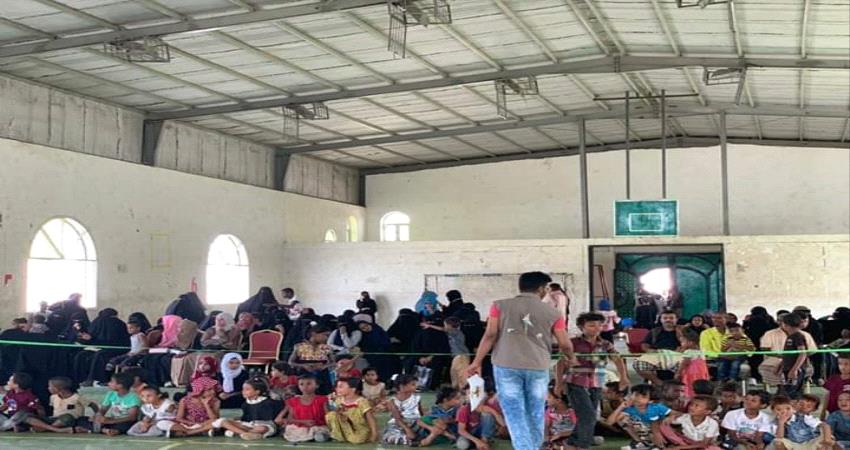 توزيع حقائب مدرسية على الطلاب الفقراء بعدن