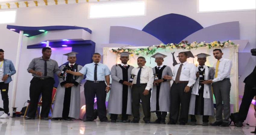 سيئون تحتفل بتخرج ٢٠٠ طالب وطالبة من كليتي العلوم التطبيقية والإدارية