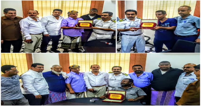 عمال الشحن والتفريغ بميناء عدن يكرمون القبطان شفيع حريري ونائبه