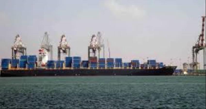 مقدمة من الإمارات.. باخرة محملة بالمشتقات النفطية تصل رصيف ميناء المكلا