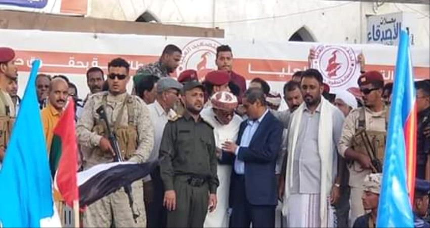 الان..وصول المحافظ البحسني الى ساحة النقابات في المكلا