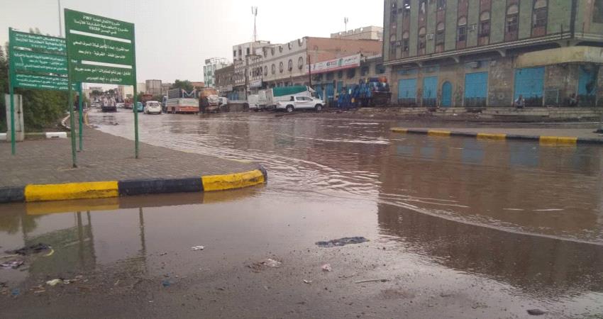 الانتقالي يباشر شفط مياه الأمطار في عدن