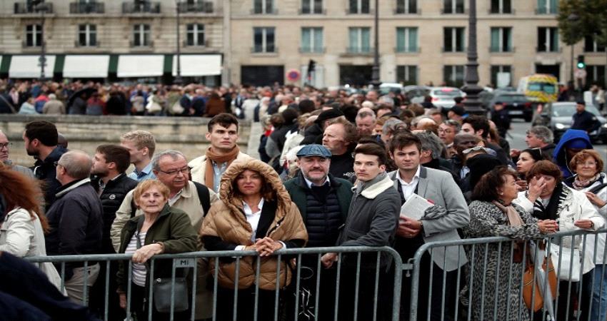 آلاف الفرنسيين يودعون "شيراك" عشية جنازة رسمية