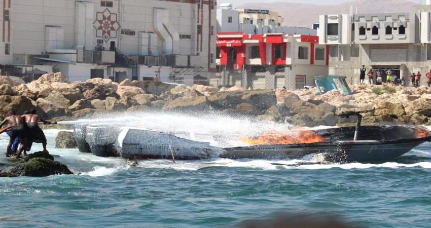 بالصور_ حريق في قارب تابع لخفر السواحل اثناء توجهه لمهمة عسكرية