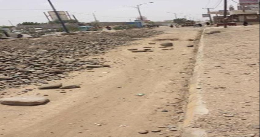 استئناف اعمال سفلتت مدخل الحوطة الجنوبي بعد شهر من التوقف