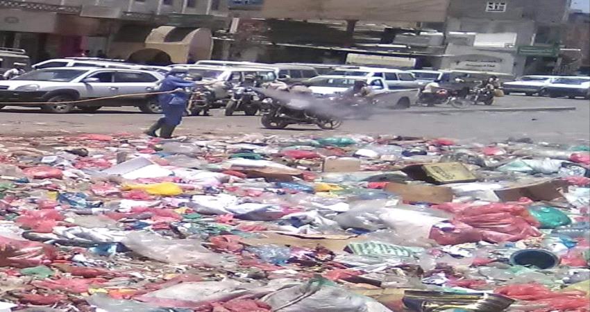 صورة صادمة.. رش القمامة بالمبيدات في الضالع 