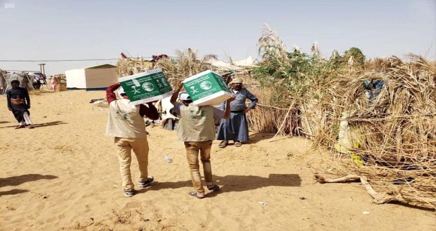 مركز الملك سلمان يوزع مئات السلال الغذائية لنازحي الجوف في مارب 