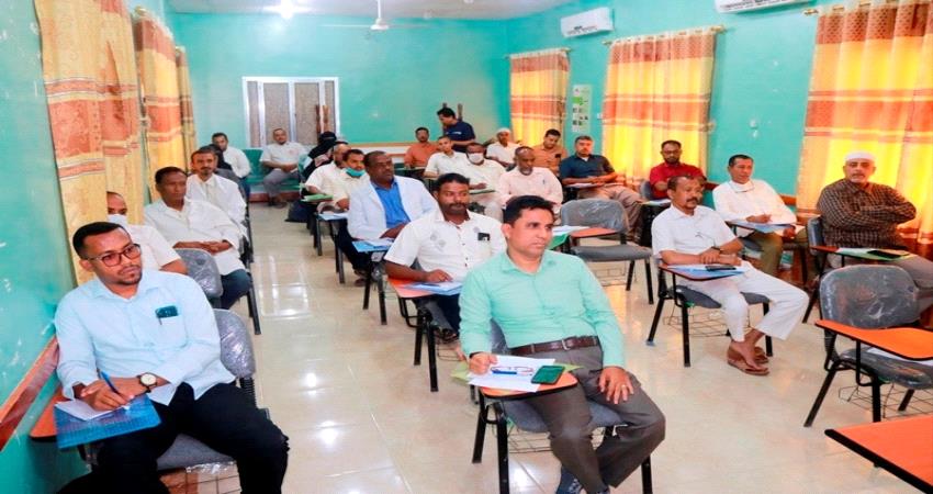 رؤساء الاقسام بمستشفيات سيئون يتلقون مفاهيم ومهارات تطبيقية لإدارة النفايات الطبية