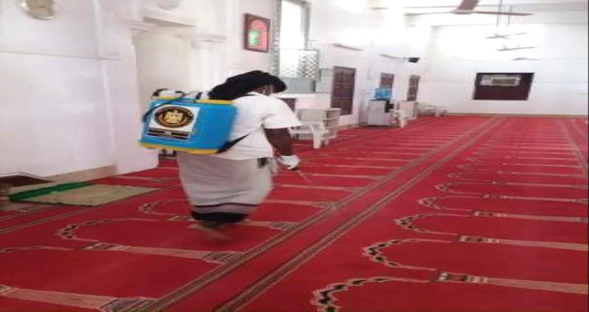 انتقالي سيئون ينفذ حملة رش تعقيمي لمساجد المدينة 