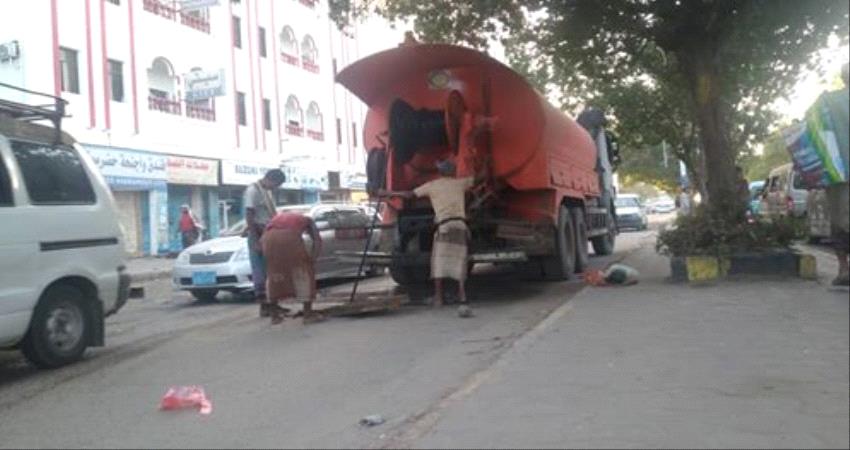 صيانة خطوط شبكة الصرف الصحي في الشيخ عثمان