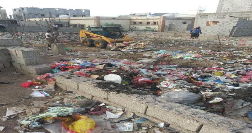 انتقالي لحج يزيل أكوام القمامة والمخلفات الصلبة من شوارع وأحياء الحوطة