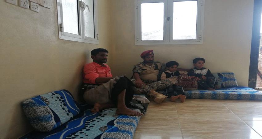 قائد اللواء 11صاعقة يزور اسرة الشهيد السنيدي ويطمئنن على صحة نجلية