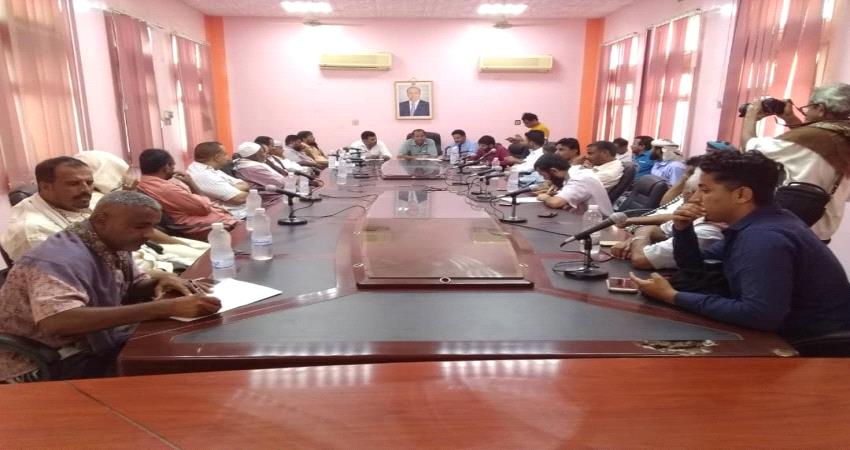 تشكيل لجنة مشتركة من التجار ومكتب الصناعة بلحج لتحديد المخزون الغذائي ورقابة الاسعار