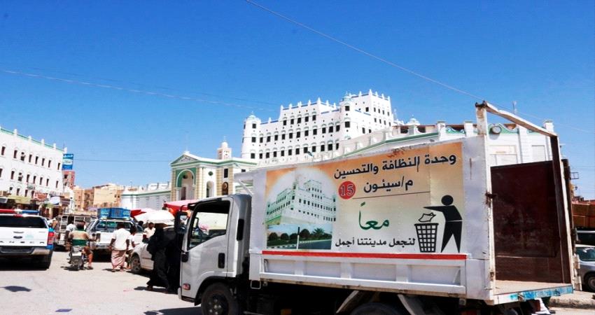 محلي سيئون ينفذ حملة لإزالة البسطات العشوائية في شوارع المدينة  