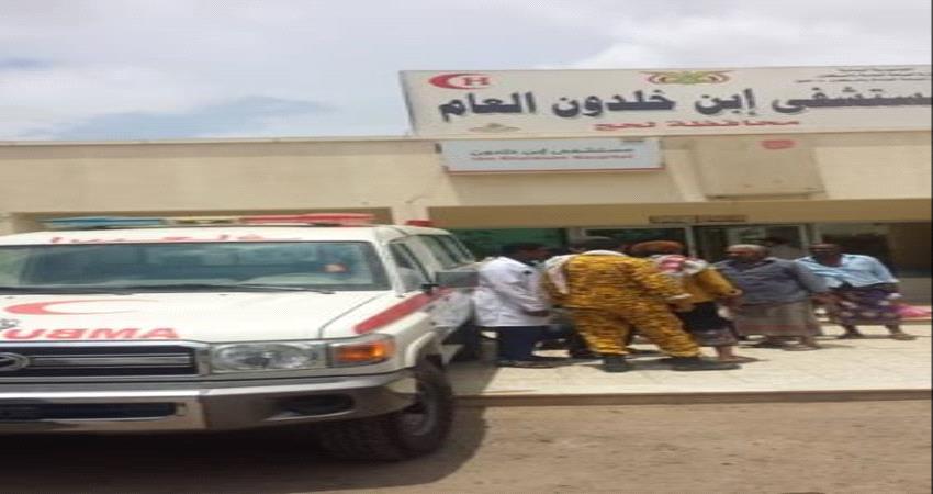 تسليم سيارات اسعاف واجهزة تنفس اصطناعي للصحة في لحج