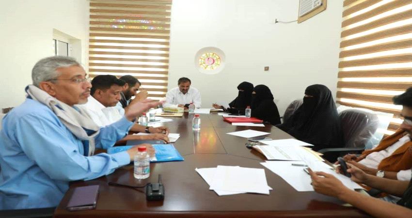 مناقشة الترتيبات النهائية لحملة تعقيم وتطهير الأماكن العامة في المهرة 