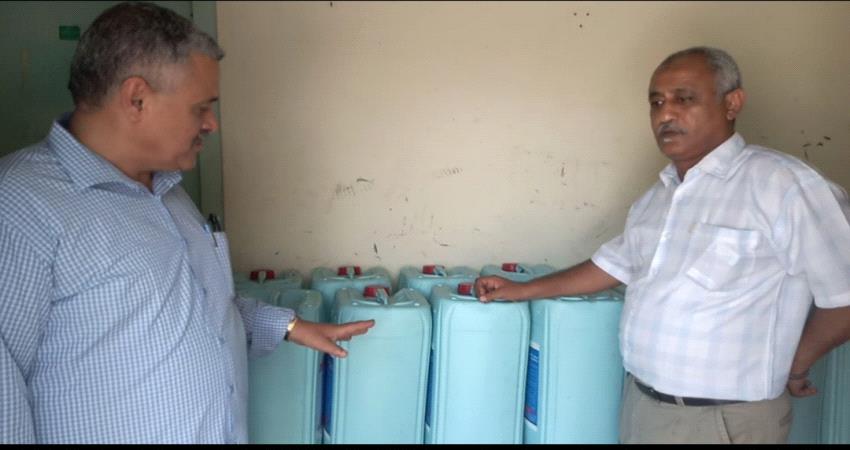 مدير أشغال عدن يتسلم مواد معقمة من الصندوق الإجتماعي للتنمية