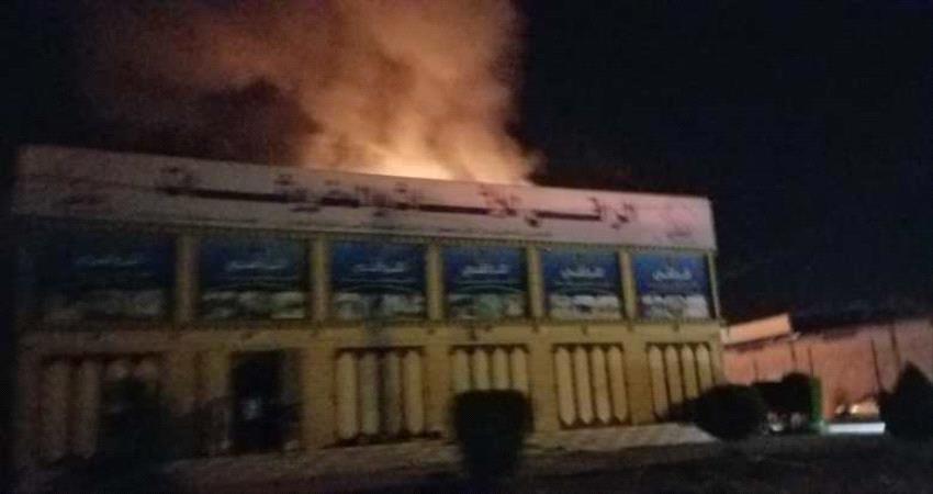 اندلاع حريق هائل في محل للمفروشات بسيئون (صورة)