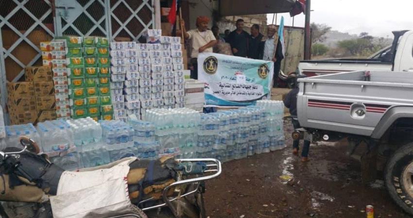 انتقالي الحصين يسير قافلة غذائية للمرابطين في الجبهات 