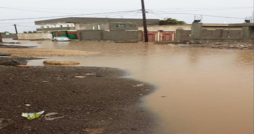 بالصور.. مياه الامطار بلحج تحاصر احياء سكنية وتوقف الحركة في الشوارع