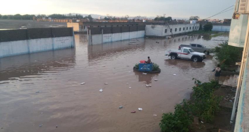 مياه الأمطار تغرق مقر قيادة الشرطة في لحج