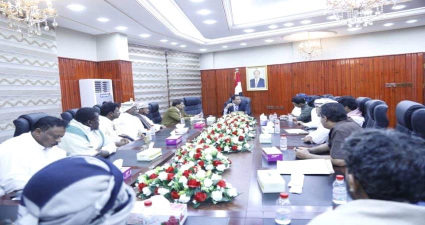 محافظ المهرة يدعو لجنة الإعتصام للحوار والحل الودي بدلاً من إستخدام لغة العنف والصراعات