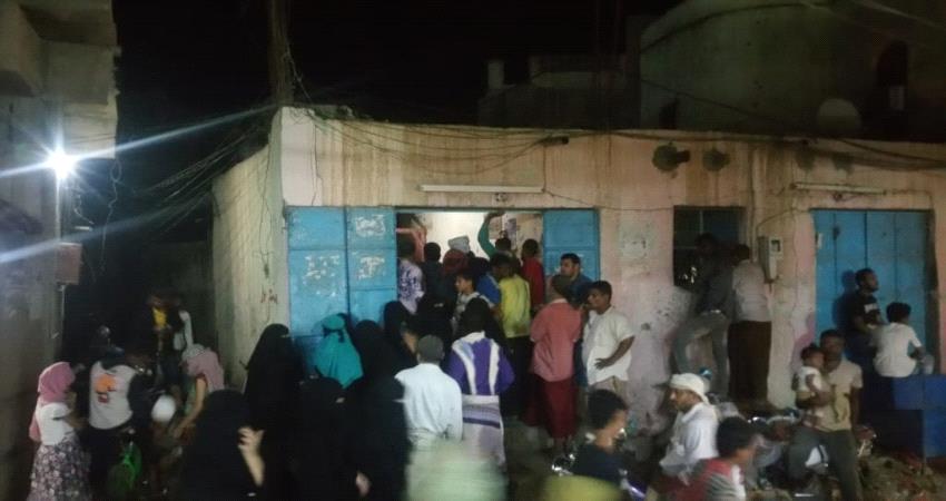 زحام شديد على افران بيع الروتي بلحج "صور"