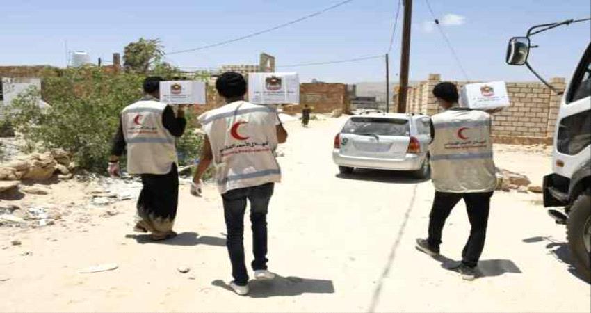 هلال الإمارات يوزع 700 كرتون تمر شرق حضرموت 