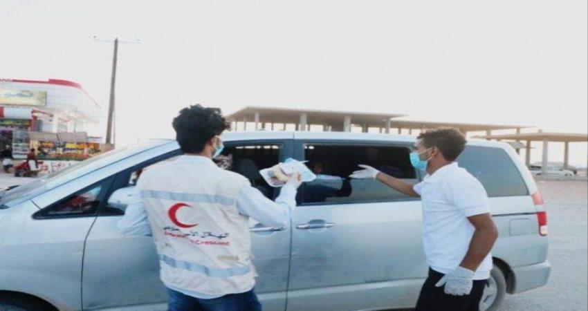 هلال الإمارات يوزع وجبات إفطار في شوارع عتق 
