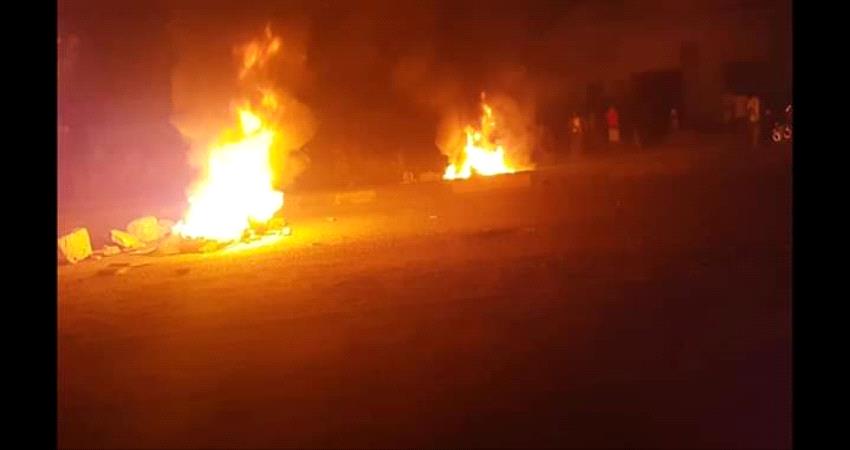 بالصور.. محتجون يحرقون الاطارات في الشحر بحضرموت احتجاجا على تردي خدمة الكهرباء