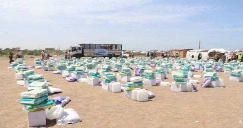 مركز الملك سلمان يوزع حقائب نظافة لـ800 أسرة في الخوخة 