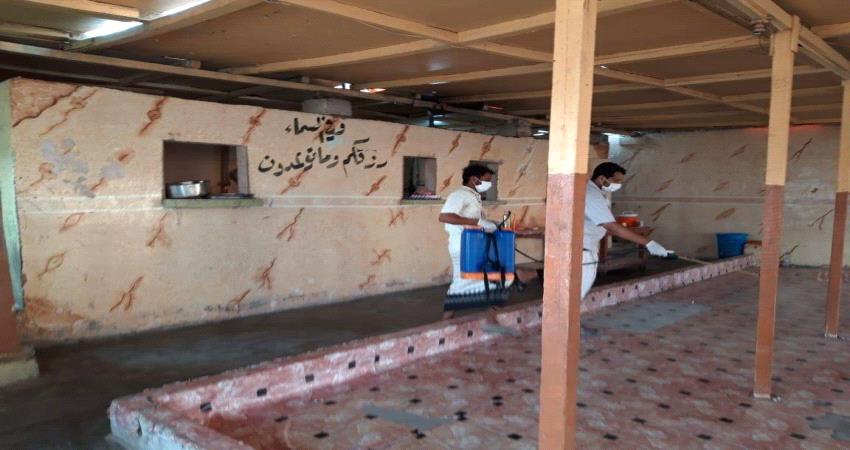 لمجابهة كورونا...تواصل حملات الرش والتعقيم لأسواق وشوراع المهرة