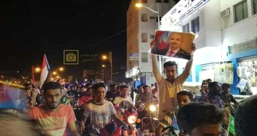 حضرموت..مسيرة في المكلا تأييداً للانتقالي والجماهير تهتف "برع برع يا شرعية" (فيديو)