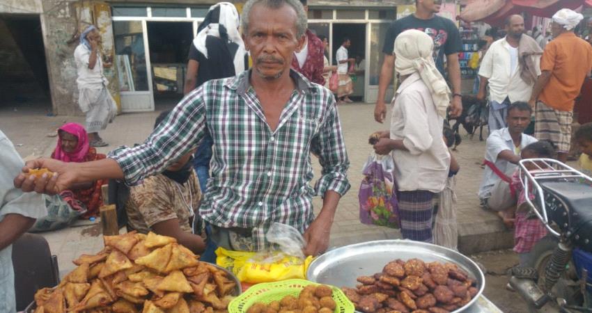  "ملازم ثاني" بالداخلية يعيل أسرته ببيع سمبوسة بلحج  