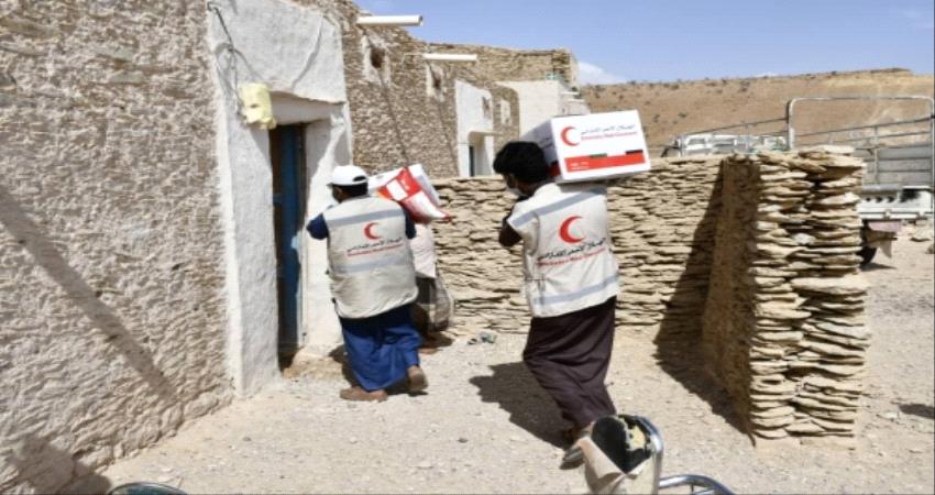 "الهلال الأحمر الاماراتي" يواصل توزيع المير الرمضاني على أهالي الضليعة في حضرموت