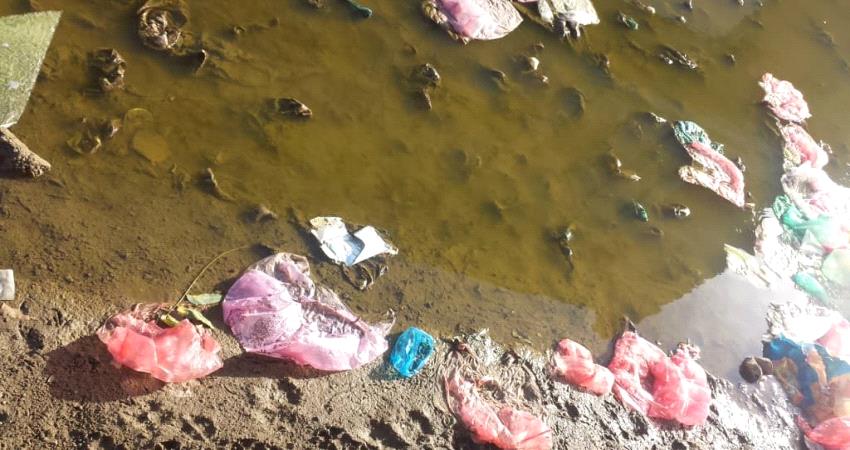 مخاوف من تفشي الاوبئه في لحج جراء احتقان المياه وسط الاحياء السكنية