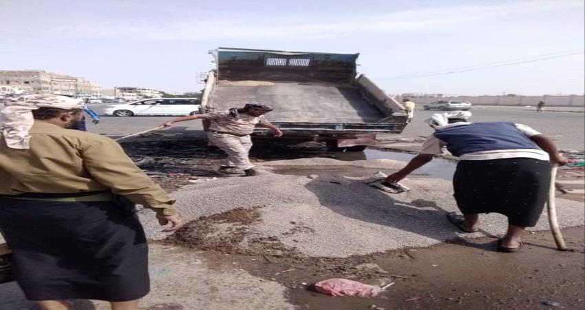 بمشاركة دورية أمنية ومواطنين ..ردم حفريات تسببت في العديد من الحوادث بلحج 