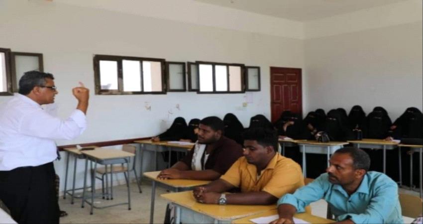 خليفة الانسانية تدرب مواطنين بسقطرى في مجال تحويل المخلفات البلاستيكية إلى مشغولات فنية.