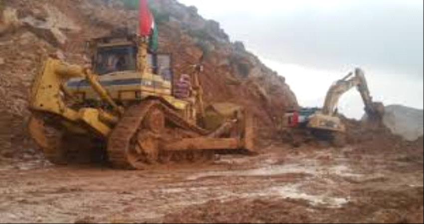 مبادرة إماراتية لإصلاح الطرقات المتضررة من مياه السيول في الحديدة