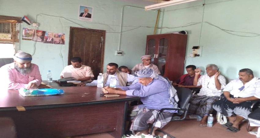 محلي ردفان يقف أمام الصعوبات التي تواجه عمل صندوق النظافة بالمديرية 