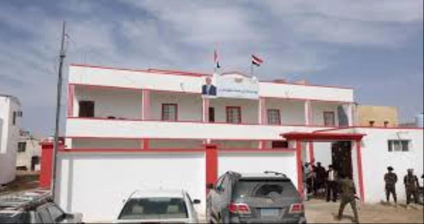 مدير مكتب الاراضي بشبوة يمنع نائبه من دخول مكتبه