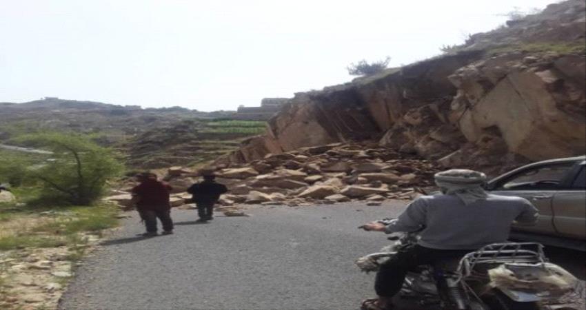 لحج.. انهيارات صخرية تعزل 8 مراكز في مفلحي يافع 