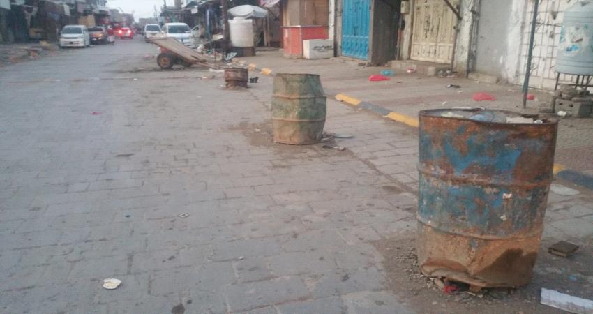  مواطنون : مكتب أشغال الحوطة غائب عن رفع مخالفات وضعت وسط شارع عام 